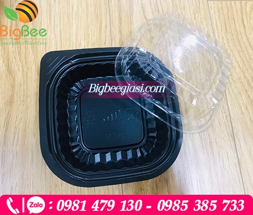 Khay nhựa đen đựng bánh mì bơ tỏi