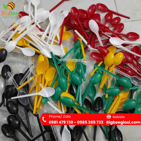 Muỗng cơm đủ màu Muỗng cơm đủ màu