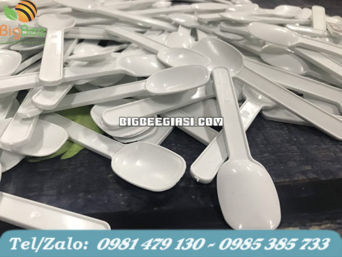 muỗng nhỏ màu trắng sữa