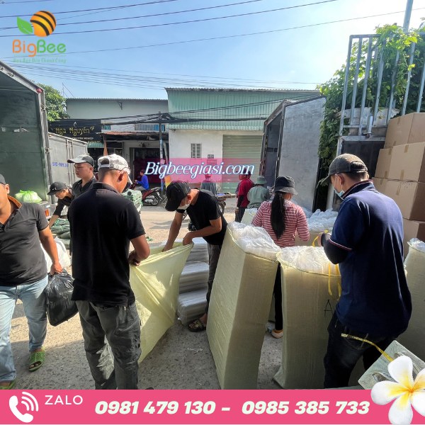 Qúa trình đóng gói cẩn thận trước khi giao hàng cho khách.  Qúa trình đóng gói cẩn thận trước khi giao hàng cho khách.