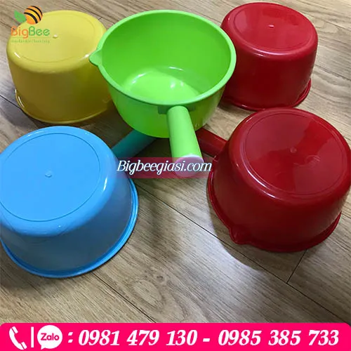 Gáo nhựa múc nước cán tròn có mỏ