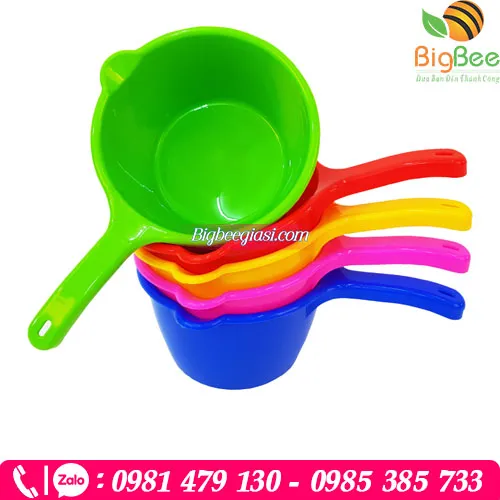 Gáo nhựa múc nước