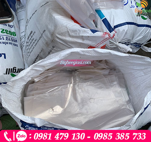 Túi xốp 2 quai đục lỗ được đóng gói mỗi bao 25kg Túi xốp 2 quai đục lỗ được đóng gói mỗi bao 25kg