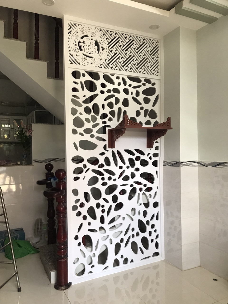 Bàn Thờ Treo Tường Kết Hợp Vách Ngăn CNC