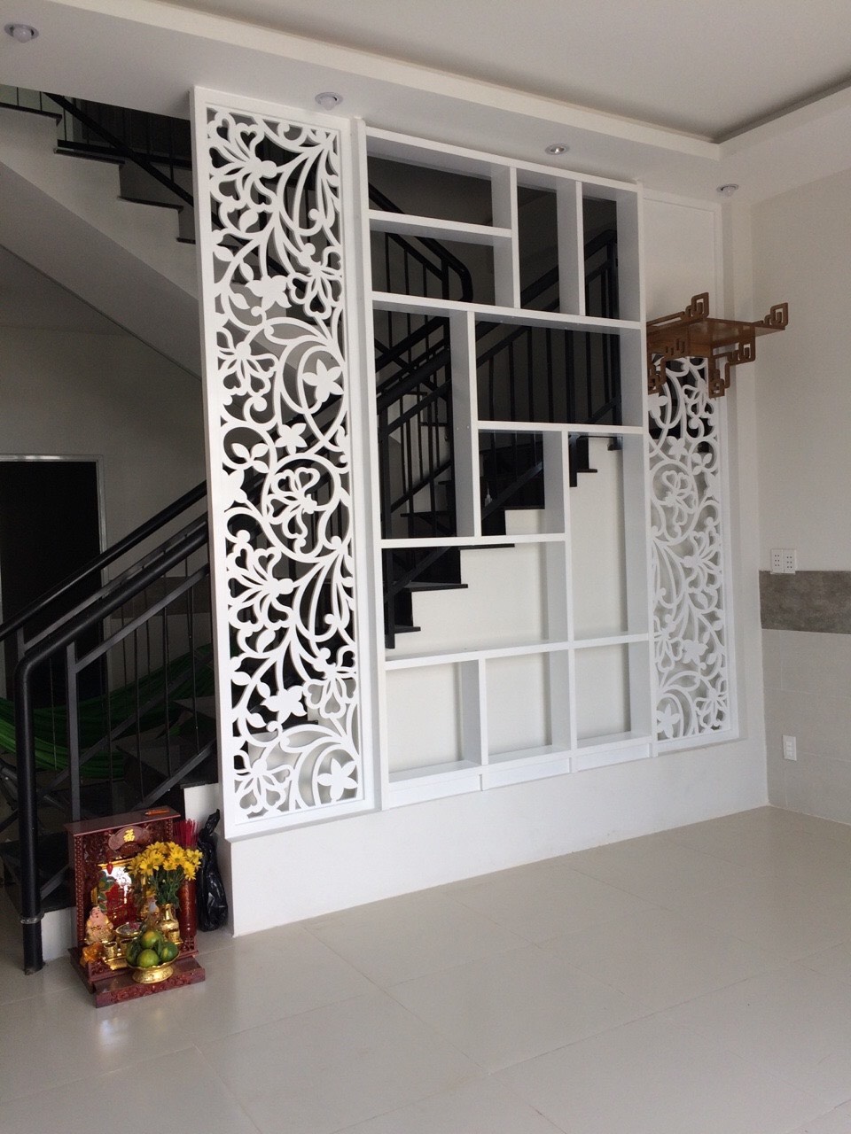 Bàn Thờ Treo Tường Kết Hợp Vách Ngăn CNC