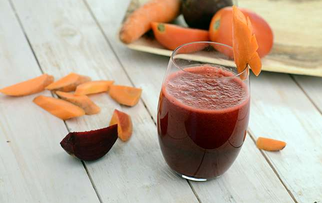 Củ dền và cà rốt là 2 thành phần thường thấy trong việc làm nước ép giảm cân Củ dền và cà rốt là 2 thành phần thường thấy trong việc làm nước ép giảm cân