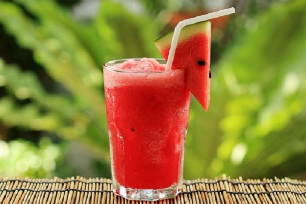 Nước ép dưa hấu giải khát trong mùa hè Nước ép dưa hấu giải khát trong mùa hè