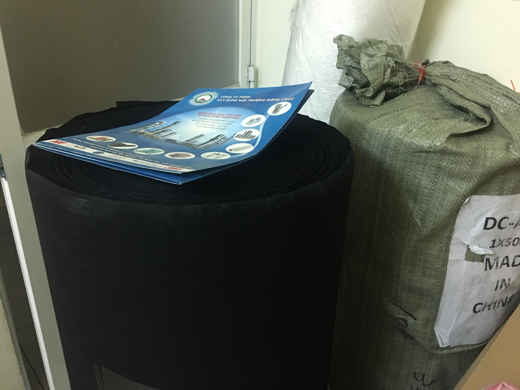 chi tiết nguyên cuộn Vải than hoạt tính may khẩu trang 60g