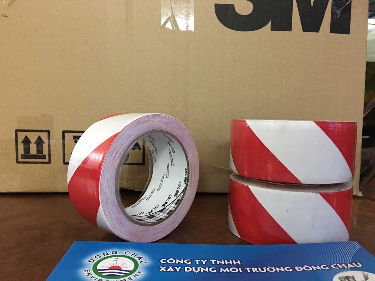 Băng keo dán nền nhà xưởng sọc đỏ trắng cảnh báo 3M 767