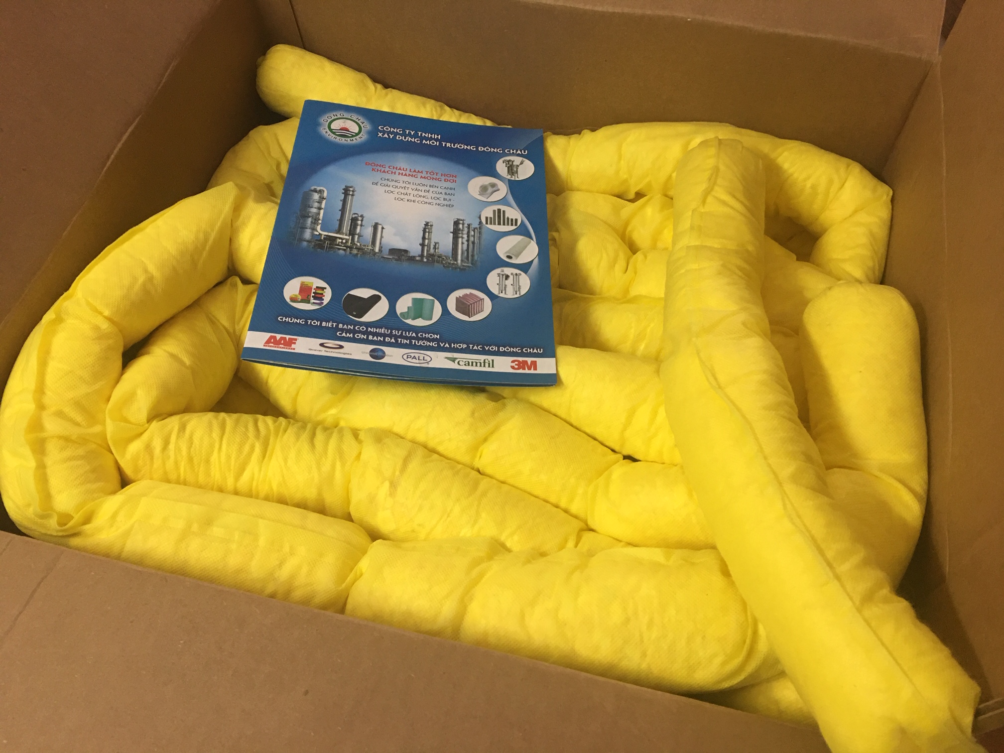 chi tiết bên trong thùng Sock Phao Thấm Hút Hóa Chất Nguy Hại Đổ Tràn S2-37 Spilfyter