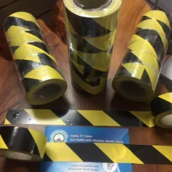 Băng keo Việt dán nền giá rẻ sọc vàng đen