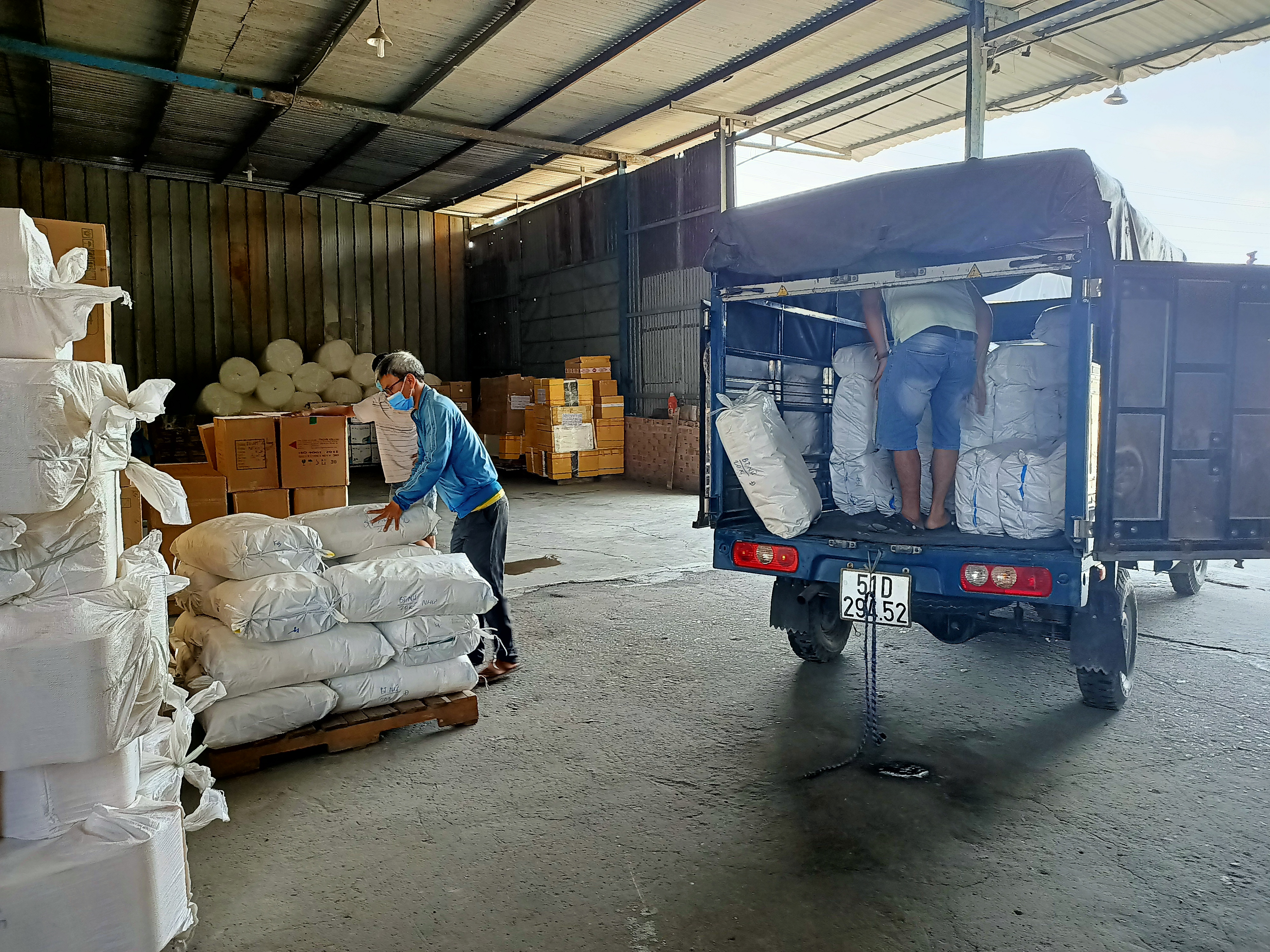 Nhà xưởng sản xuất Găng tay nilon nhựa TPE dùng một lần cho ngành Thực phẩm và Thủy hải sản và Công nghiệp Giá bán sỉ rẻ nhất chợ Lớn Sài Gòn Nhà xưởng sản xuất Găng tay nilon nhựa TPE dùng một lần cho ngành Thực phẩm và Thủy hải sản và Công nghiệp Giá bán sỉ rẻ nhất chợ Lớn Sài Gòn