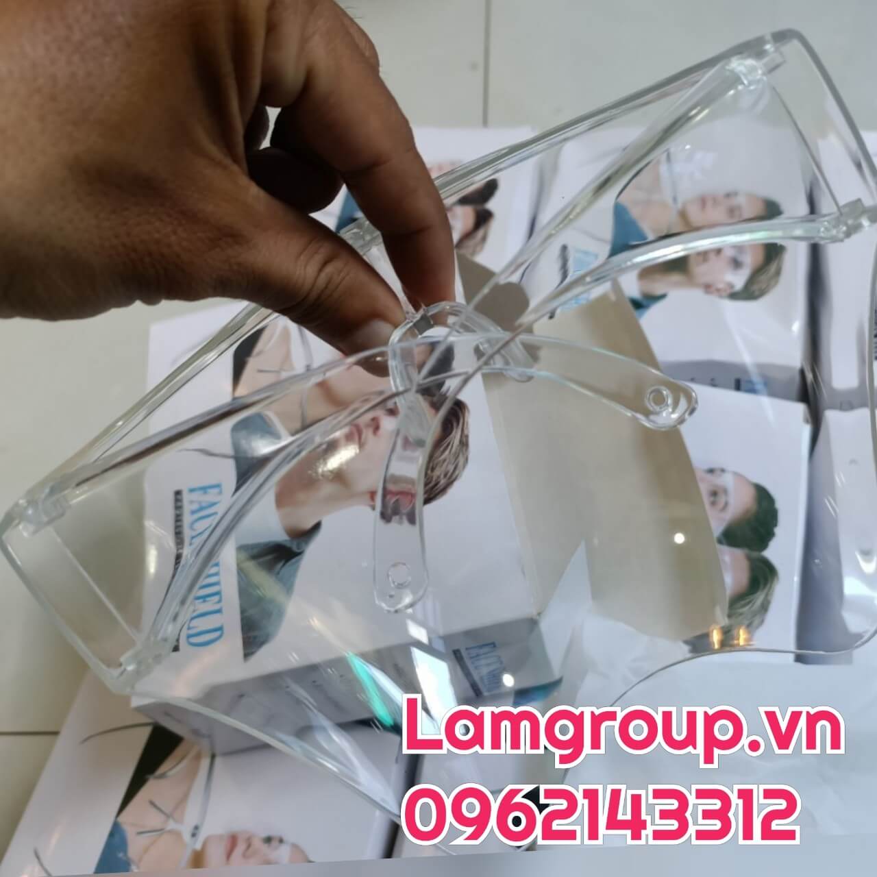 Kính chống giọt bắn có cấu tạo gồm 3 bộ phận chính: Kính chống giọt bắn có cấu tạo gồm 3 bộ phận chính: