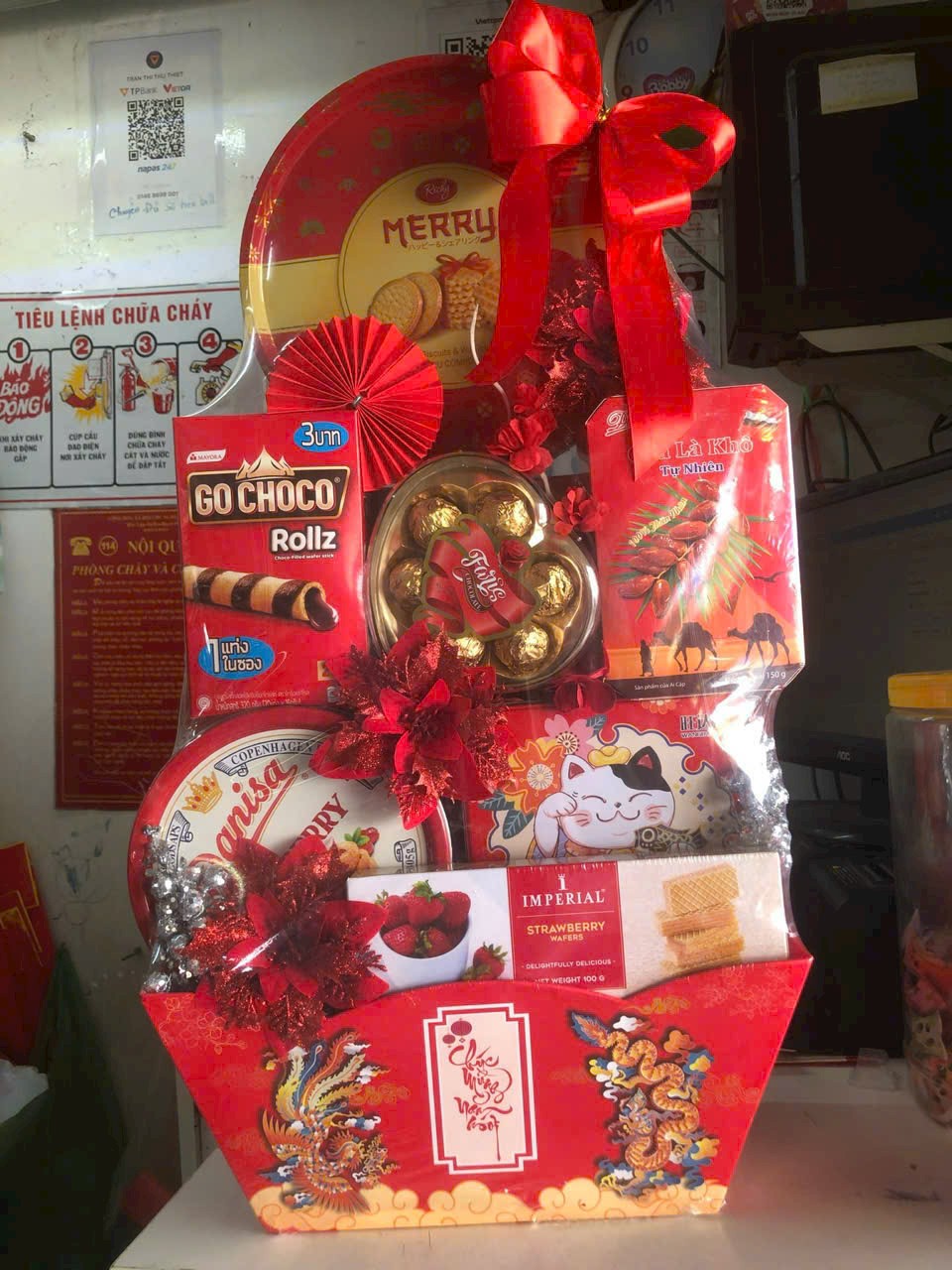 HỘP QUÀ TẾT NƯỚC YẾN GỒM 5 LỌ NHÂN SÂM ĐƯỜNG PHÈN GIÁ TỐT    HỘP QUÀ TẾT NƯỚC YẾN GỒM 5 LỌ NHÂN SÂM ĐƯỜNG PHÈN GIÁ TỐT