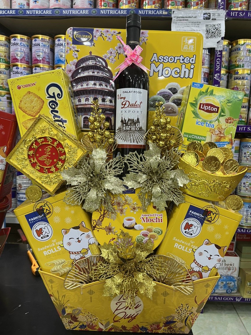 HỘP QUÀ TẾT NƯỚC YẾN GỒM 5 LỌ NHÂN SÂM ĐƯỜNG PHÈN GIÁ TỐT    HỘP QUÀ TẾT NƯỚC YẾN GỒM 5 LỌ NHÂN SÂM ĐƯỜNG PHÈN GIÁ TỐT