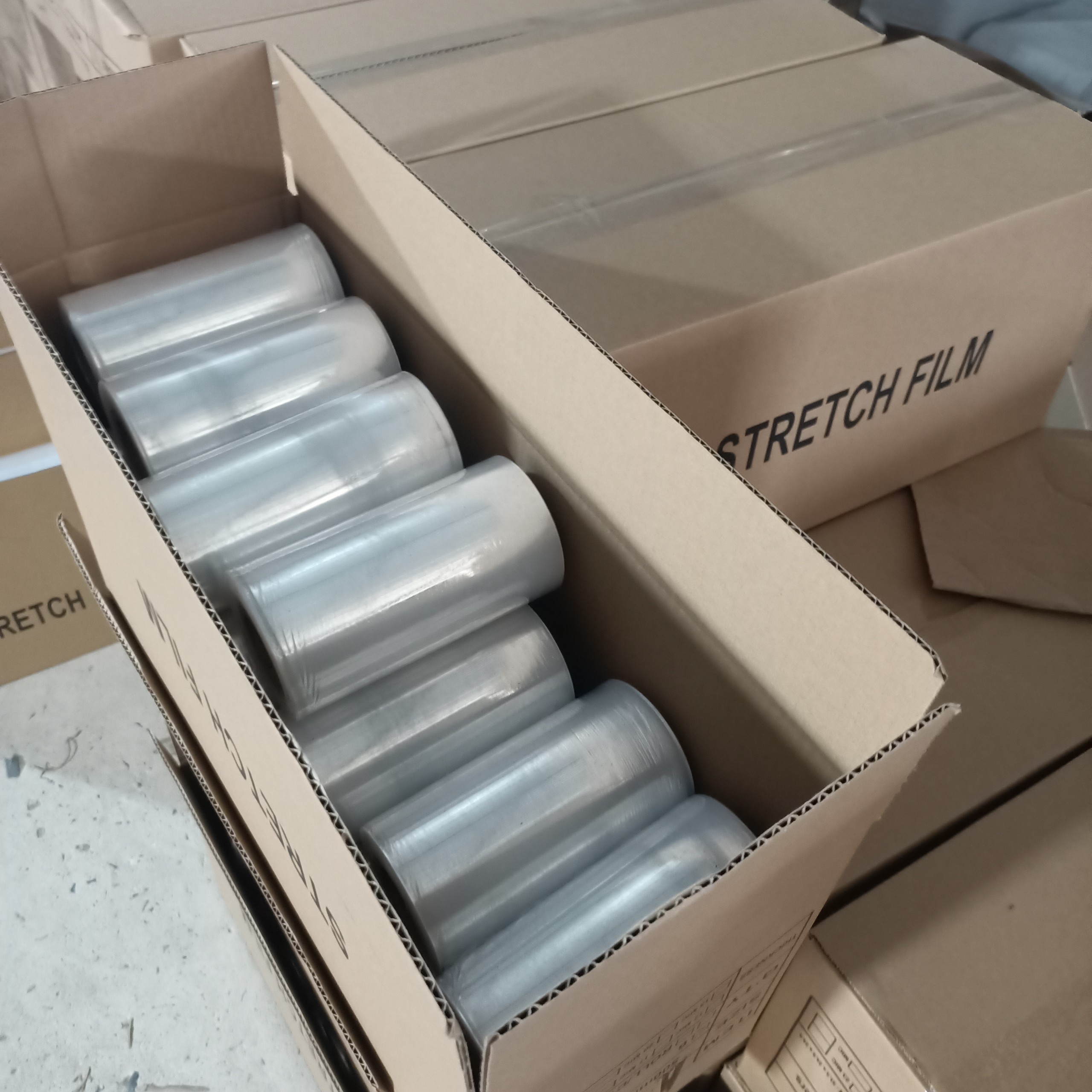 Màng pe cuộn lõi giấy chạy cắt theo yêu cầu Màng pe cuộn lõi giấy chạy cắt theo yêu cầu