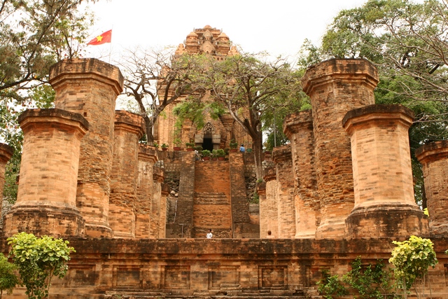 Thuê Xe đi Tháp Bà Ponagar Nha Trang