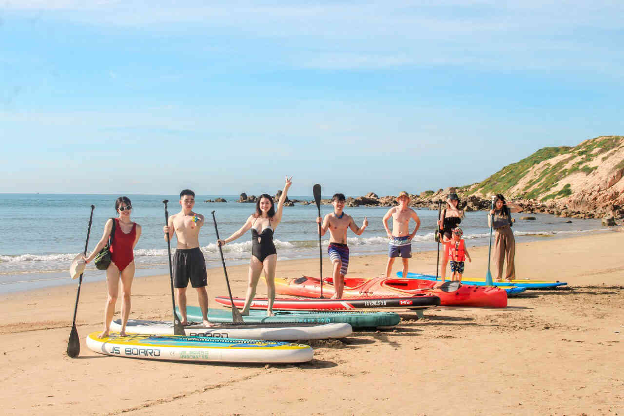 Mùa gió chướng. Nếu bạn là người yêu thích lướt ván diều (Kitesurfing) hay các môn thể thao mạo hiểm, đây là lúc Mũi Né sôi động nhất.