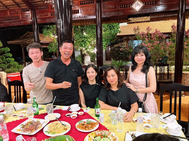 11:30 – 13:00: Ăn trưa tại nhà hàng chân núi