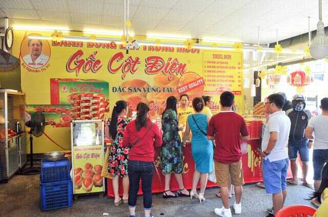 Đông đảo khách du lịch ghé tiệm bánh thưởng thức bánh Bông lan Cột Điện Vũng tàu