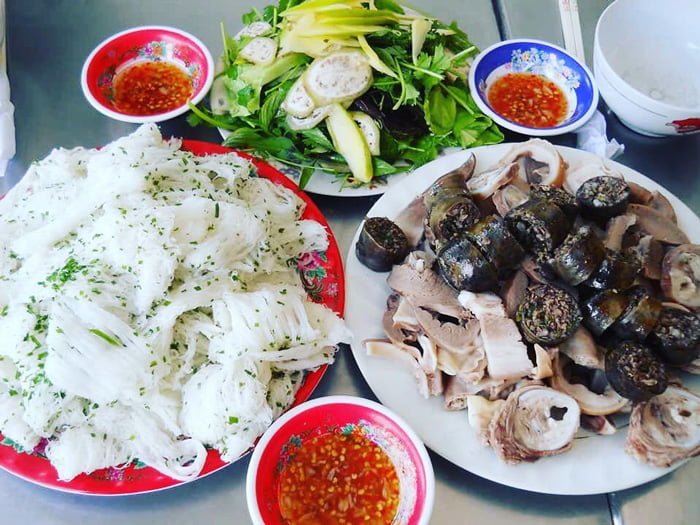 Bánh hỏi lòng heo ăn kèm với rau sóng cực ngon