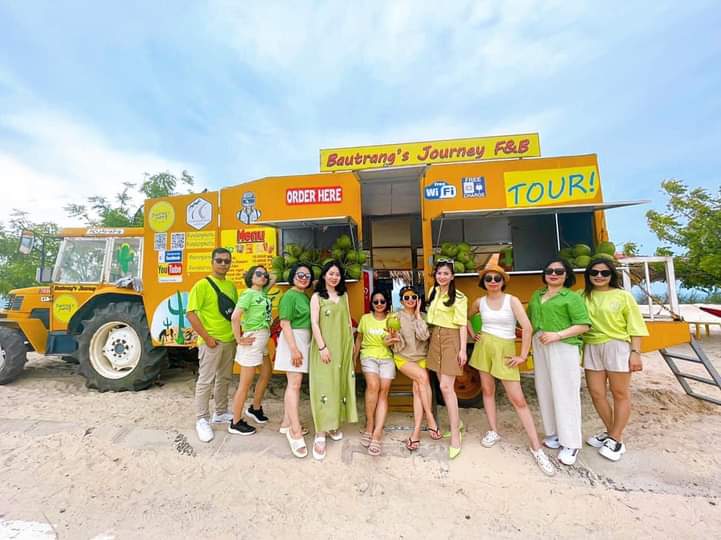 Check in chiếc xe nước vàng nổi tiếng