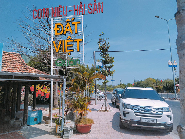 Quán Ăn Đất Việt – Ăn đêm sân vườn, hải sản, cơm niêu