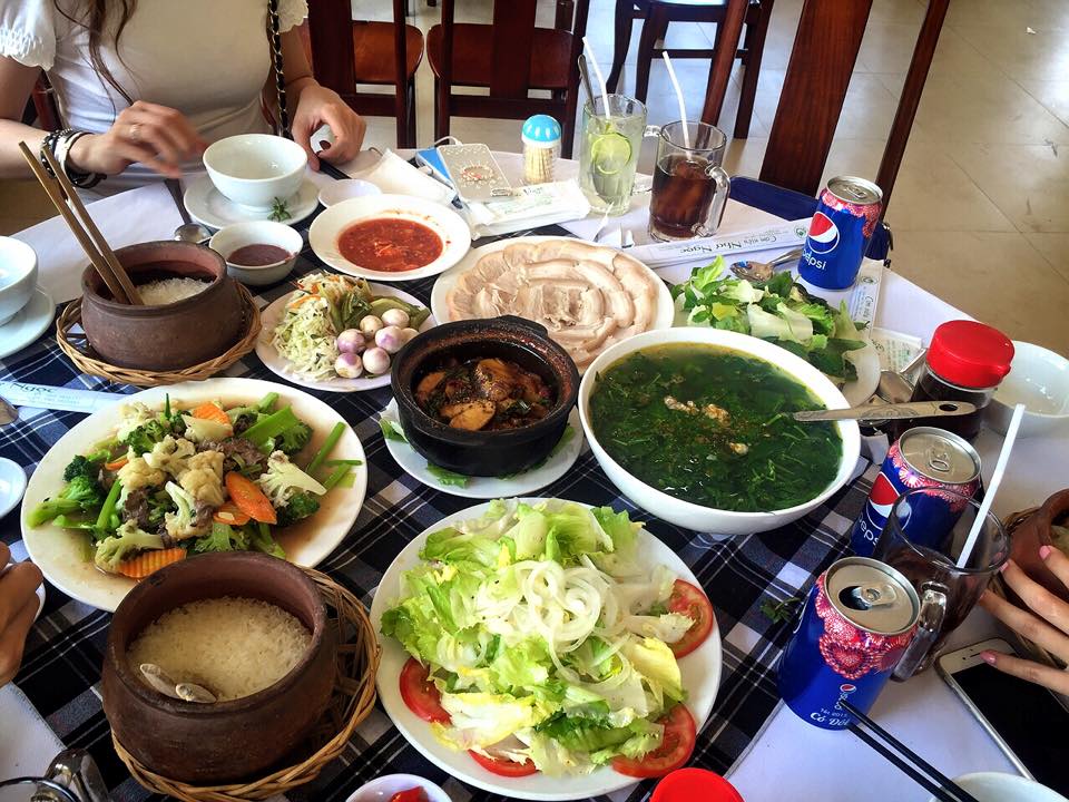 Thực khách bị lôn cuốn bởi sự tinh tế của từng món ăn