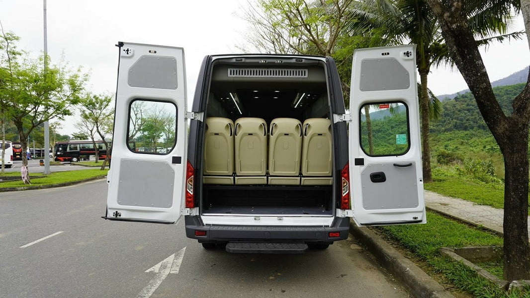 với cửa hậu mở rộng được 180 độ giúp lên xuống hành lý thoải mái.