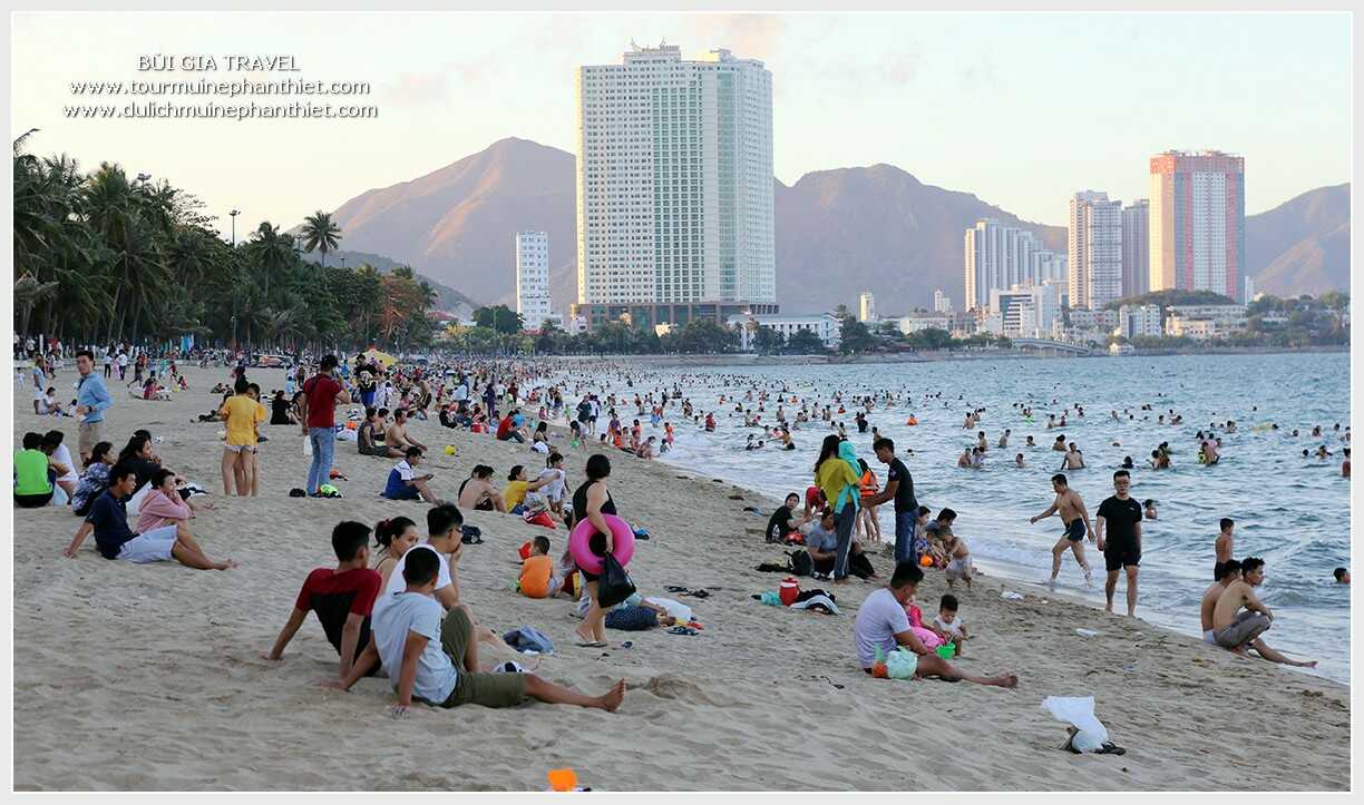 Bãi biển Nha Trang thu hút đông đảo du khách