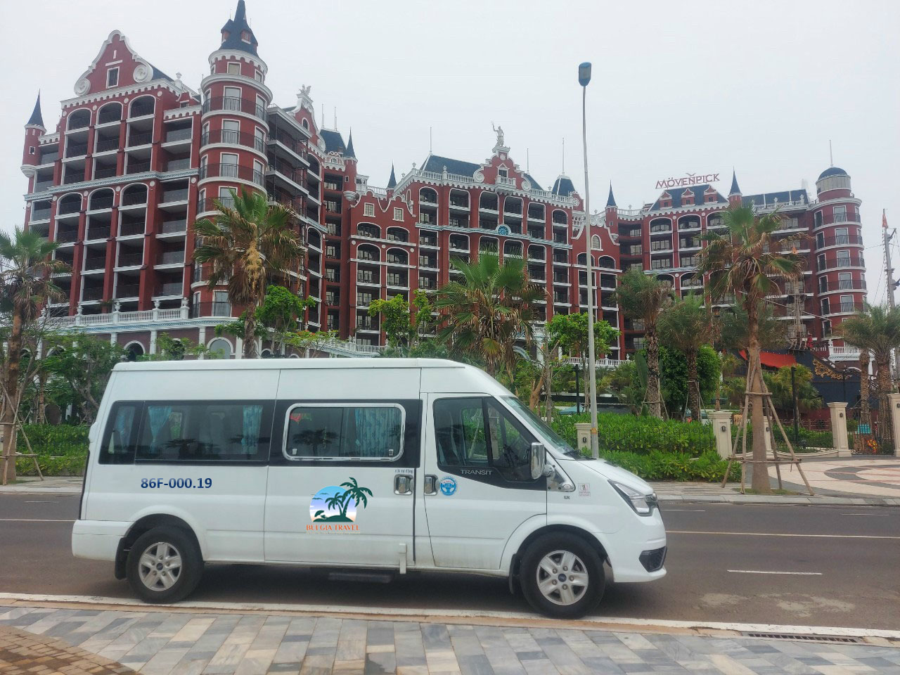 Đặt xe 16 chỗ ngay hôm nay để trải nghiệm kỳ nghỉ đẳng cấp cùng gia đình và bạn bè tại Mövenpick Resort Phan Thiết!
