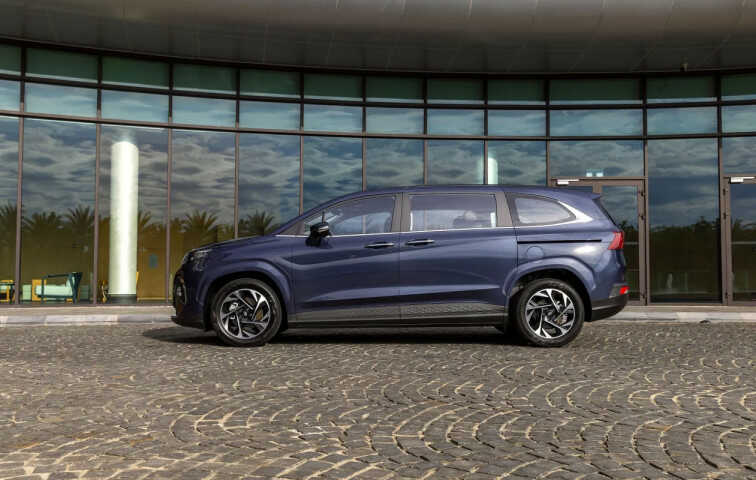 Ngoại thất Hyundai Custin: Thiết kế độc đáo và tiện nghi