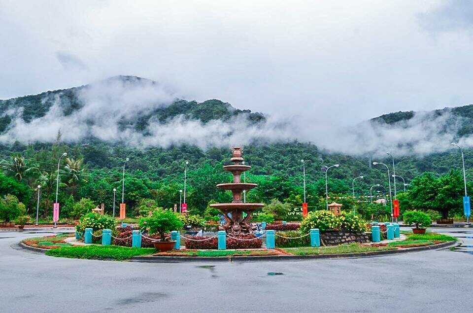 Nơi đây nổi bật với khung cảnh thiên nhiên hùng vĩ: những dãy núi đá độc đáo, cây rừng lâu năm và không khí trong lành