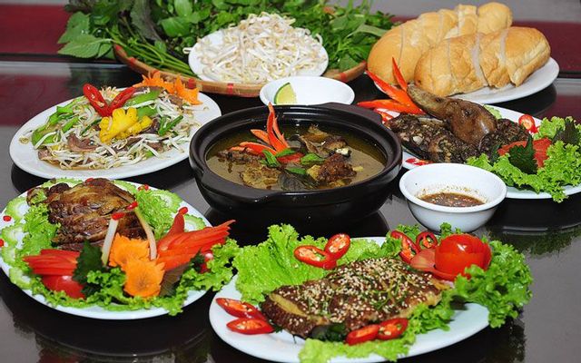 Món ăn tiêu biểu: Cơm chiên hải sản, lẩu hải sản, tôm, mực hấp, lẩu cá bớp, bạch tuột xào chua ngọt...