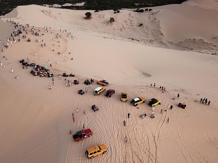 Trải Nghiệm Cảm Giác 'Lên Đỉnh" Cùng xe Địa Hình Vượt Đồi Cát bàu Trắng Mũi Né