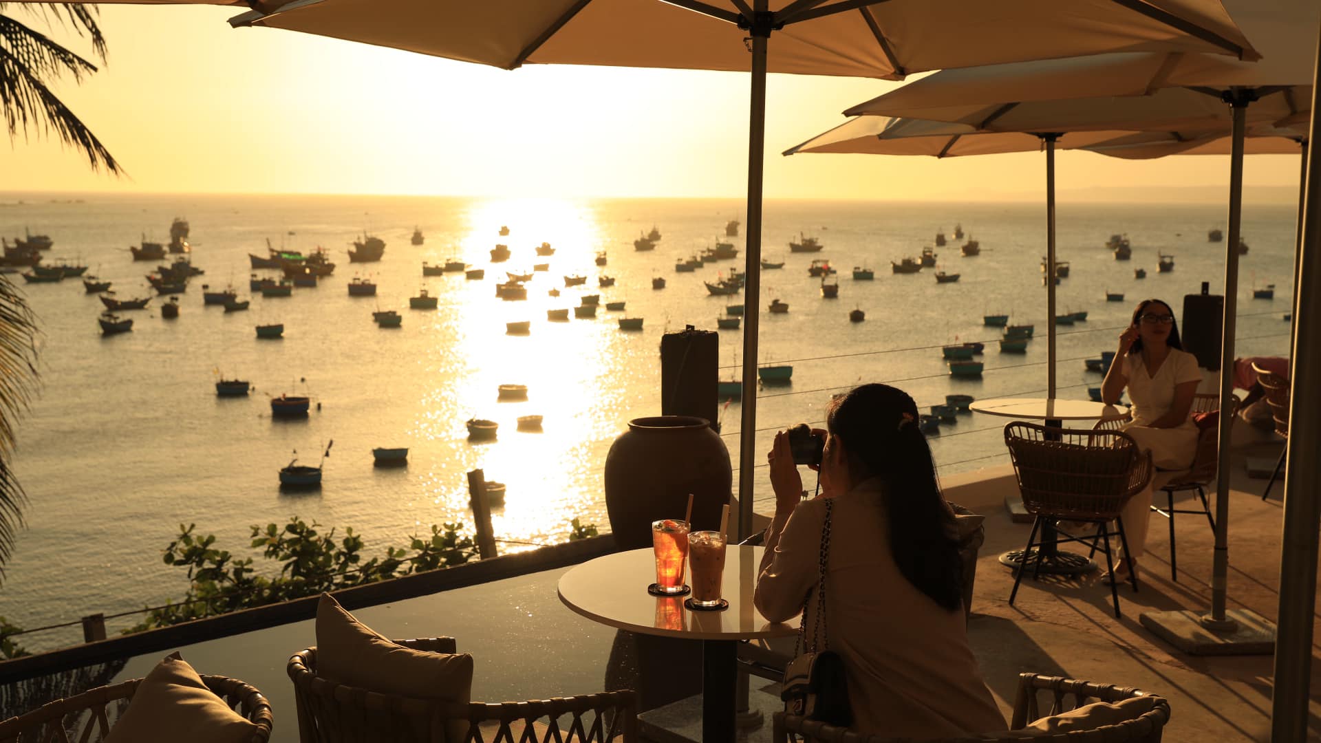 Thưởng thức cà phê view biển tại Chill Out Cafe.
