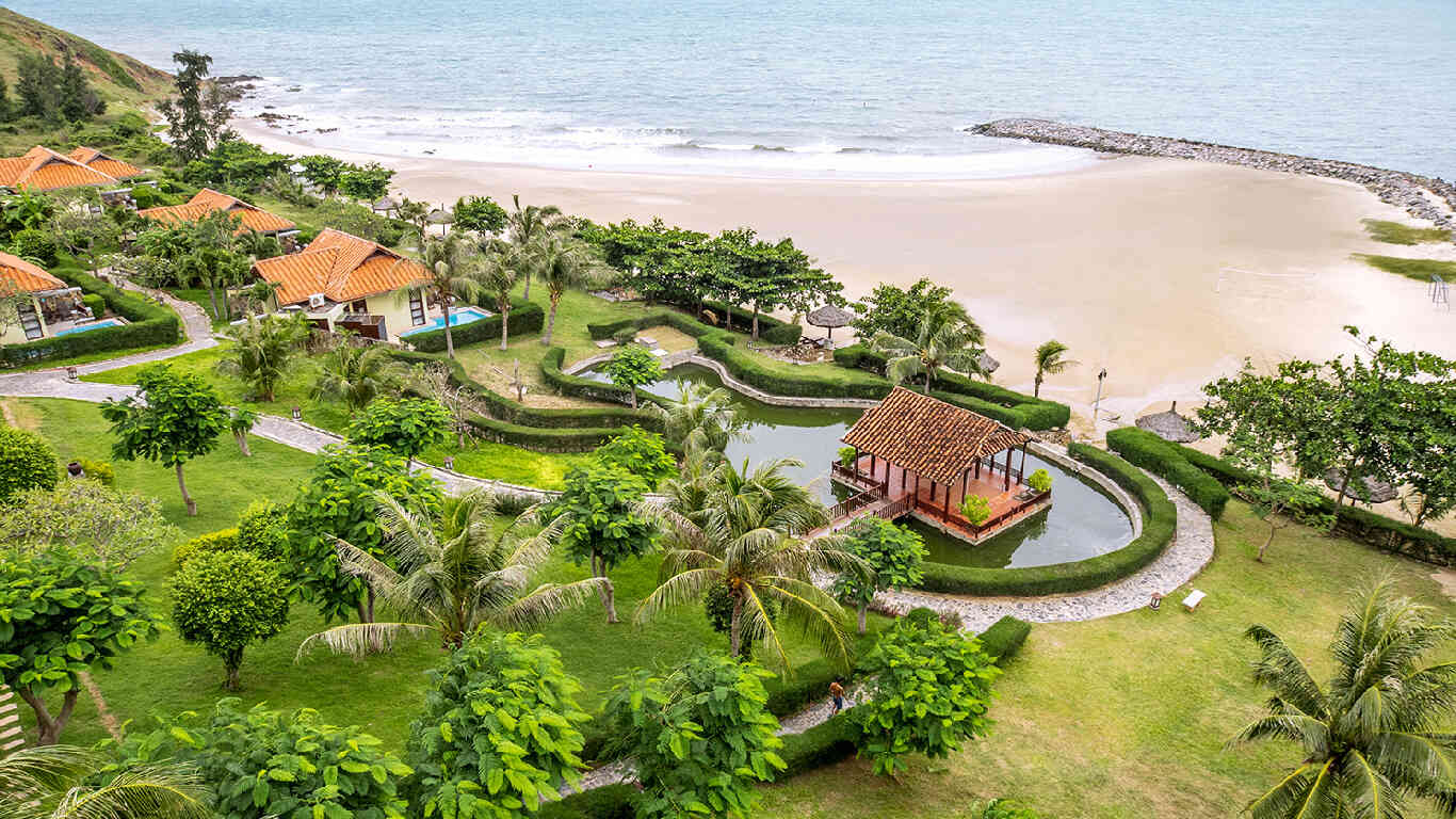 Với vị trí đặc biệt dựa sát biển và bên cạnh núi, Romana Resort & Spa