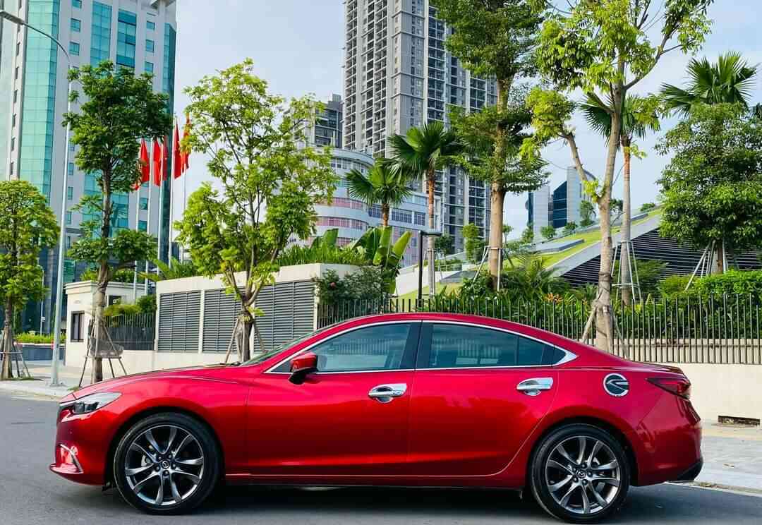 Phân khúc Sedan hạng C / Hạng sang (Trải nghiệm cao cấp):