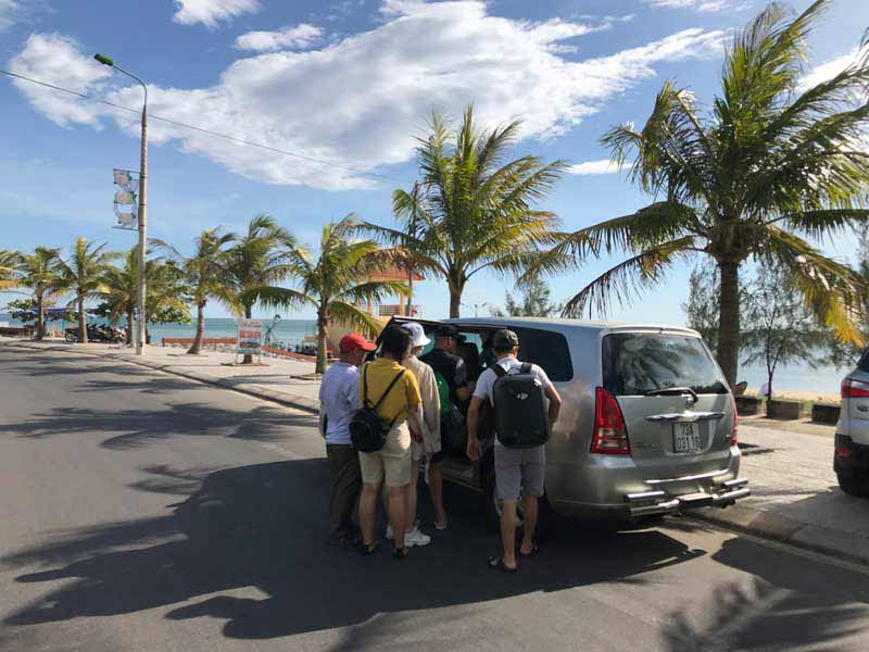 Sau khi kết thúc các điểm tham quan bằng xe Jeep, xe ôtô du lịch sẽ tiếp tục đưa khách ghé ăn tối