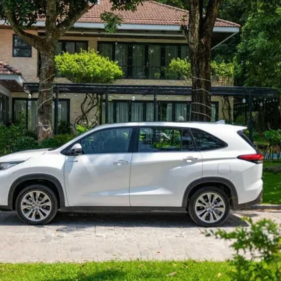 Cho Thuê Xe 7 Chỗ Đi Mũi Né Toyota Innova Cross Hoàn Toàn Mới
