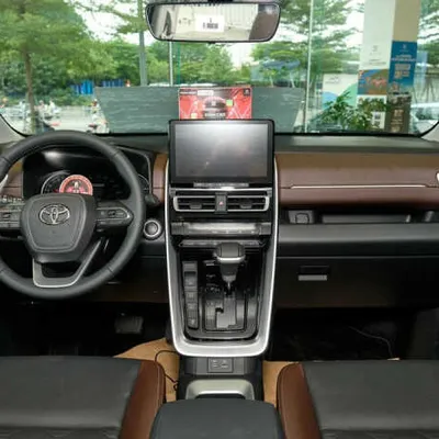 Cho Thuê Xe 7 Chỗ Đi Mũi Né Toyota Innova Cross Hoàn Toàn Mới