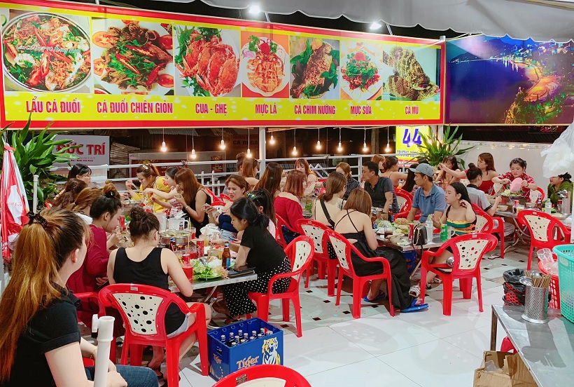 Menu món ăn đa dạng và giá cả phù hợp. Quán nằm ở số 40-44 Trương Công Định.