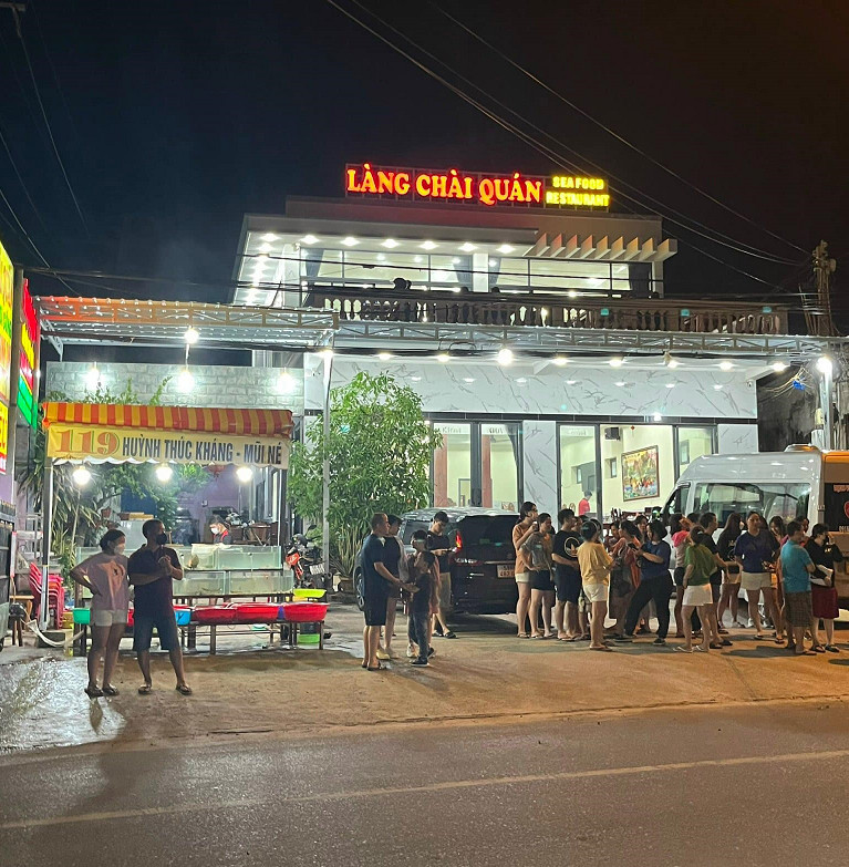 Món ăn tiêu biểu: sò vẹo, tôm sú, hào nướng mỡ hành...