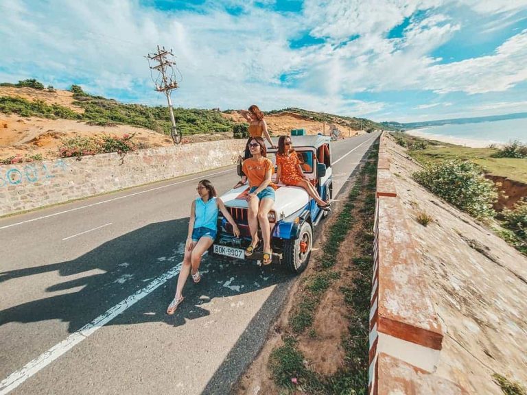 Xe jeep đi qua cung đường biển Hòn Rơm