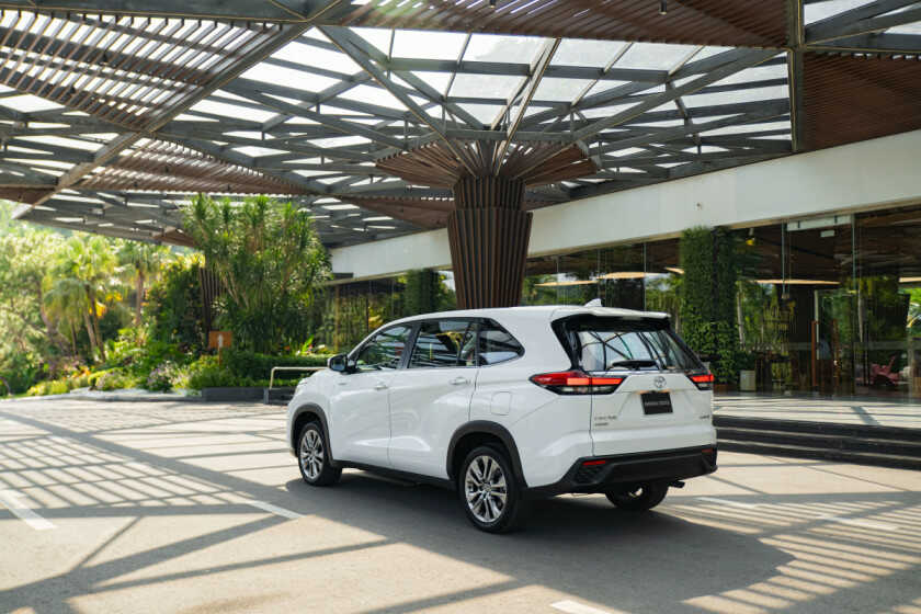 Thuê xe innova cross Sài Gòn Mũi Né