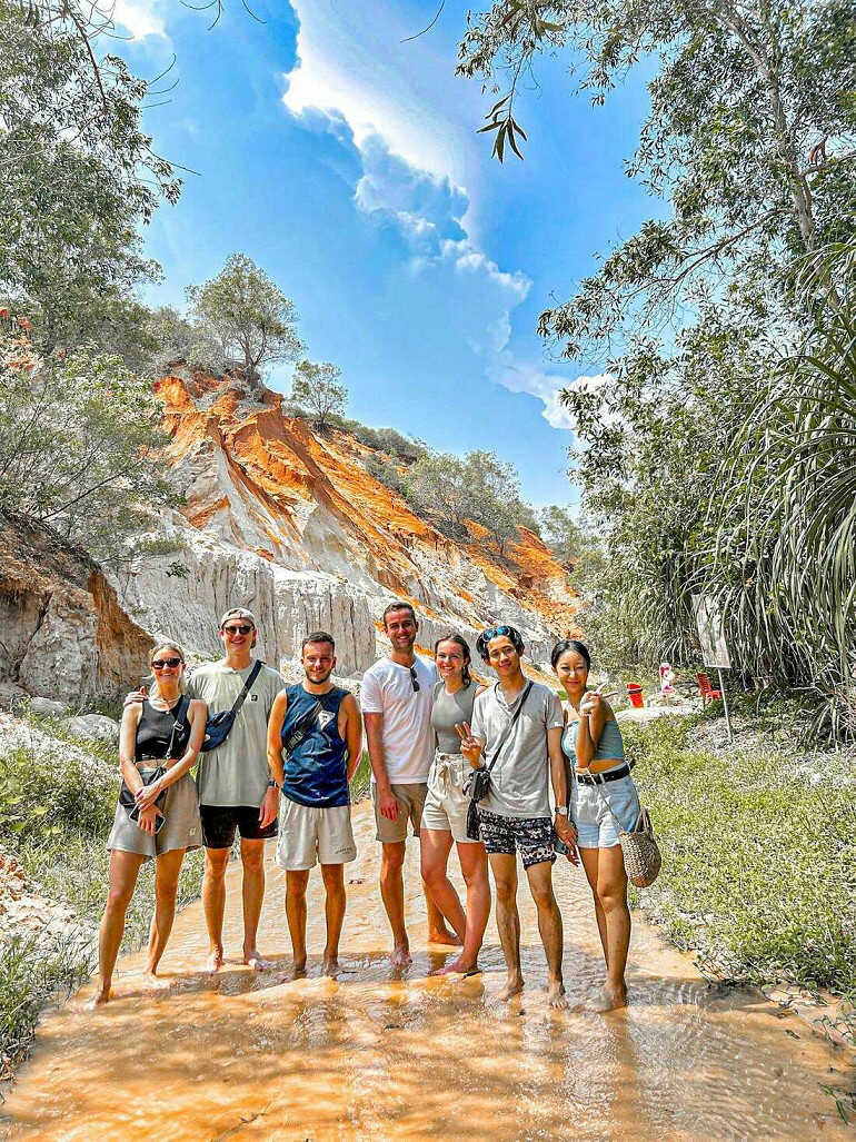 Check-in Suối Tiên – Con suối màu cam độc đáo.