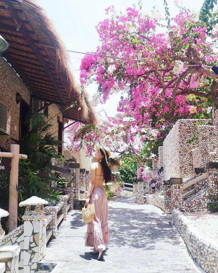 Rock Water Bay Beach Resort & Spa là một khu nghỉ dưỡng độc đáo