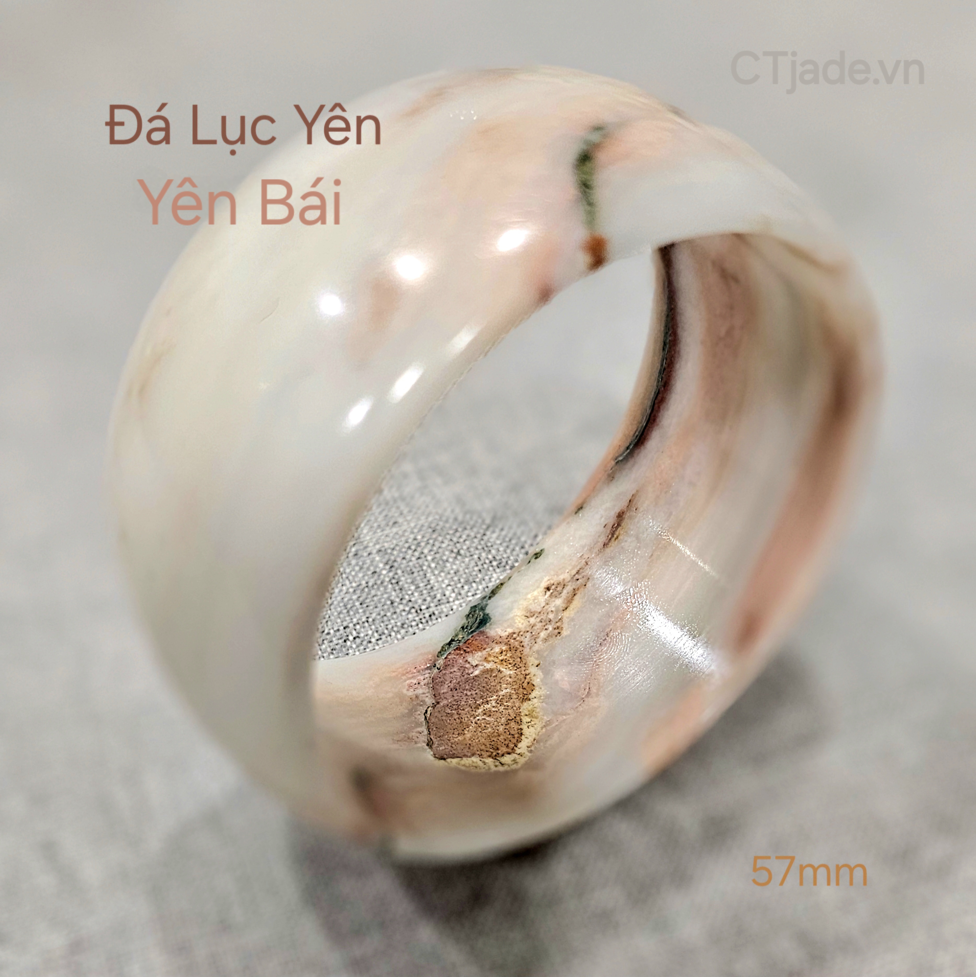 Chiếc vòng này không rõ là dân địa phương gọi Serpentine chính xác không, thôi thì đá Lục Yên, Yên Bái vậy! Chiếc vòng này không rõ là dân địa phương gọi Serpentine chính xác không, thôi thì đá Lục Yên, Yên Bái vậy!