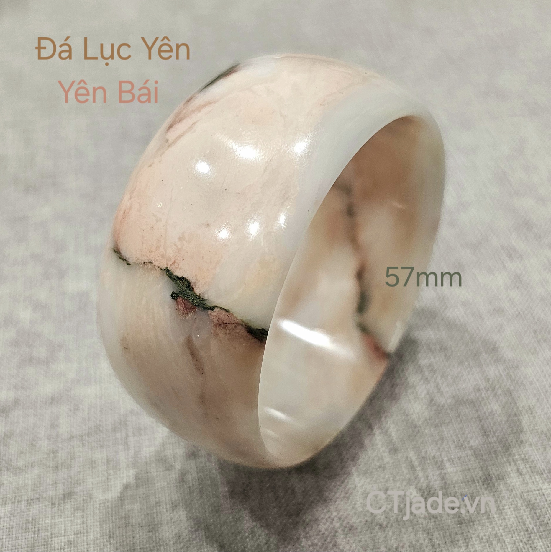 Chiếc vòng này không rõ là dân địa phương gọi Serpentine chính xác không, thôi thì đá Lục Yên, Yên Bái vậy! Chiếc vòng này không rõ là dân địa phương gọi Serpentine chính xác không, thôi thì đá Lục Yên, Yên Bái vậy!