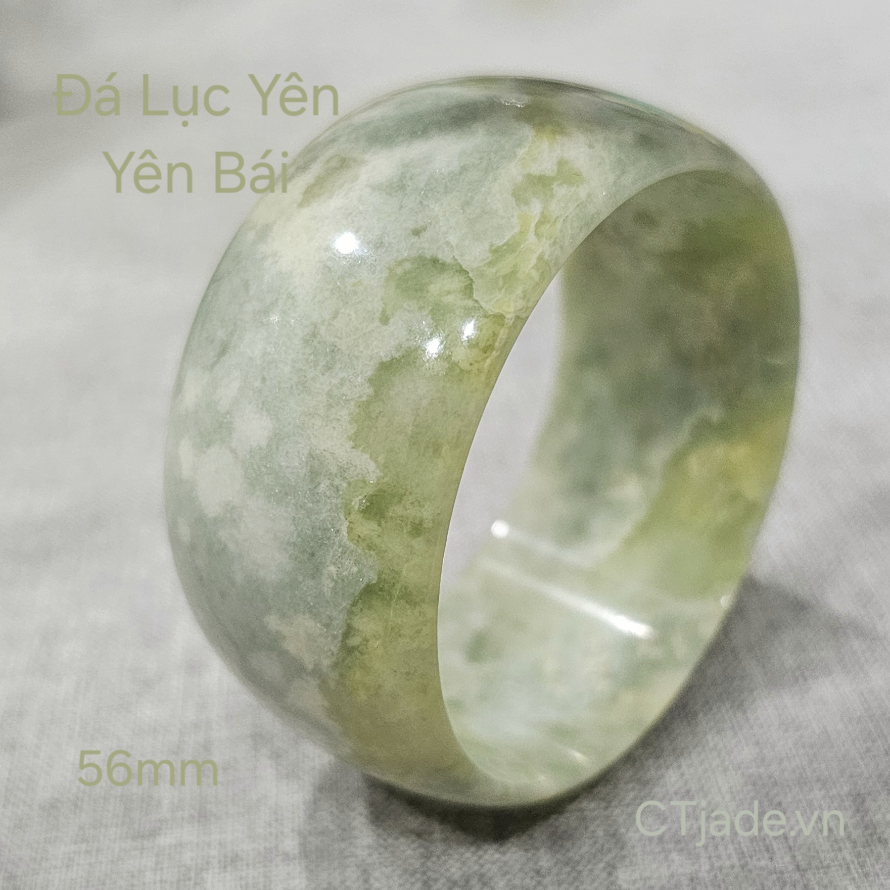 Chiếc vòng Serpentine này có tông sắc thuộc dòng hiếm tính mỹ thuật về gam sắc được đánh giá cao! Chiếc vòng Serpentine này có tông sắc thuộc dòng hiếm tính mỹ thuật về gam sắc được đánh giá cao!